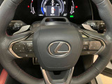 オーディオや運転支援機能などを手元で操作できるステアリングスイッチ。操作時の視線移動が少なく、安全にも貢献します。