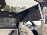【サンルーフ】高級車のマストアイテムのガラス・サンルーフ。開放感のある室内空間を演出してくれます。