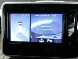 【全周囲モニター】車を上空から見下ろしたような映像をカーナビ画面に映し出し、車庫入れや縦列駐車をサポートしてくれます。