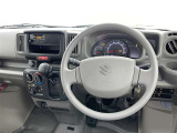 運転席まわりです。 各操作スイッチは使いやすい位置に配置されてます。