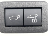 【パワーバックドア】スマートキーや運転席のボタンを押すだけでリアゲートが自動で開閉します!荷物を持っている時や、高い位置にあるバックドアを閉める際に便利な機能です♪
