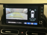 リバースギアに入れるだけで後方の表示へ切り替わります。夜間や雨の日の駐車も楽になりますよ。