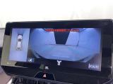 パノラミックビューモニターを装備。駐車場や交差点でクルマを真上から見るように周囲を確認できます。機能の詳細は販売店スタッフまでおたずねください。
