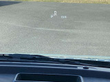 ヘッドアップディスプレイは運転者の目線上に必要な情報を映し出す装備です。視線移動を減らし、道路状況と運転に必要な情報を同時に確認することが出来ます。