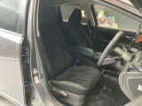 運転席まわりです。運転席からの視界が左右に広く隅々まではっきりと見渡せます!クルマの前端も把握しやすく安心して運転できます!