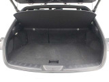 最大荷室長約790mm、最大横幅約1,250mm、荷室容量220L(アンダーデッキを含まず)のラゲージスペースです。