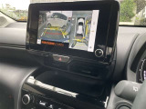 パノラミックビューモニター付きのバックカメラで狭い駐車スペースも安心です