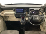 車内は光触媒抗菌消臭施工済です。インパネ周りはスタイリッシュなデザインで機能や装備も充実しています。グローブボックスやカップホルダーのほかにトレーなどたくさんの収納スペースが付いています。