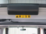 車椅子の乗降時には頭上に注意してください。