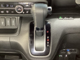 CVT車のセレクトレバーです。低速から高速まで、変速ショックのないスムーズな走りを実現するとともに、エンジン効率のよい領域を維持することで燃費にも貢献します。