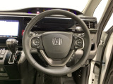 ハンドルにHondaセンシング系のクルーズコントロールやレーンキープアシストなどのスイッチと、オーディオの操作スイッチが装備されています。ハンドルから手を離さず安全に操作できます。