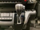 CVT車のセレクトレバーです。低速から高速まで、変速ショックのないスムーズな走りを実現するとともに、エンジン効率のよい領域を維持することで燃費にも貢献します。