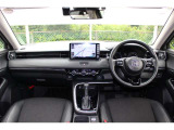運転時の視界周辺の見やすい位置にメーターやディスプレーオーディオをレイアウト。スイッチ類は自然に手が届く位置に配置され、視線や動作の流れを断ち切らない、ストレスフリーの運転動作を可能にします。