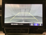 バックでの車庫入れも安心です! リアカメラが付いているバックモニター付のナビを装備しております。操作線もついており距離感も画面から確認できます。