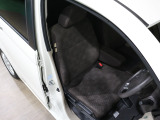 程よい硬さとホールド性が高いシートで長時間運転も快適です。