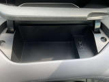 運転席収納・USB電源です。