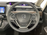 ハンドルにHondaセンシング系のクルーズコントロールやレーンキープアシストなどのスイッチと、オーディオの操作スイッチが装備されています。ハンドルから手を離さず安全に操作できます。