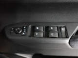 運転席のパワーウインドスイッチで全席窓の開閉・ロック操作ができます。