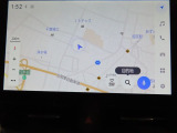 大画面でとっても見やすいカーナビゲーションシステム。操作もシンプルで、音声操作にも対応します。