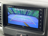 【バックカメラ】駐車時に後方がリアルタイム映像で確認できます。大型商業施設や立体駐車場での駐車時や、夜間のバック時に大活躍!運転スキルに関わらず、今や必須となった装備のひとつです!