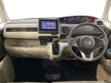 車内は光触媒抗菌消臭施工済です。インパネ周りはスタイリッシュなデザインで機能や装備も充実しています。グローブボックスやカップホルダーのほかにトレーなどたくさんの収納スペースが付いています。