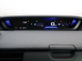 中央にデジタル表示のスピードメーターを配した横基調のデザインで、運転中にも視線移動が少なく見やすいメーターです。マルチインフォメーション・ディスプレイでは平均燃費や航続可能距離などの情報が得られます。