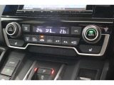 フルオートエアコンが装備されています!お好みの温度設定をするだけでエアコンの風量やモードの切り替えを自動でコントロールしてくれます!ユーザーの操作が少なく燃費走行にもつながります!