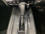 CVT車のセレクトレバーです。低速から高速まで、変速ショックのないスムーズな走りを実現するとともに、エンジン効率のよい領域を維持することで燃費にも貢献します。