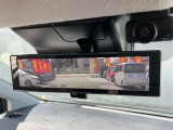 【インテリジェントルームミラー】 車両後方のカメラ映像がミラーに映るので、乗員や荷物が多くても安心♪夜間や悪天候の日でもクリアな映像で視界良好です◎