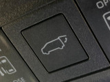 【パワーバックドア】スマートキーや運転席のボタンを押すだけでリアゲートが自動で開閉します!荷物を持っている時や、高い位置にあるバックドアを閉める際に便利な機能です♪
