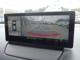 狭い場所での駐車やすれ違いなどでより的確な運転操作に役立つ360&deg;ビューモニターが装備されています。