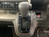 CVT車のセレクトレバーです。低速から高速まで、変速ショックのないスムーズな走りを実現するとともに、エンジン効率のよい領域を維持することで燃費にも貢献します。