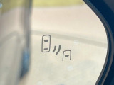 【ブラインドスポットモニター】走行中、ドアミラーの死角になりやすい箇所に後続車が接近するとサイドミラーのレンズに警告を表示!ドライバーに注意喚起をしてくれます。