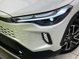 【LEDヘッドライト】悪天候や夜間走行時も良好な視界を確保し安心して運転できる高輝度LEDヘッドライトを装備!点灯速度が早く、消費電力も抑えられています。