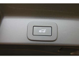 テールゲート内側の下端に設置されたスイッチ操作により、電動でスムーズに開閉が行えます。無理なく手が届く位置に配置された実用的な設計です。
