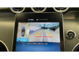 【コマンドシステム】センターコンソールに装備したCOMANDコントローラーと、その周囲に配置したスイッチ類及び音声認識機能により、ナビやオーディオ&ビジュアル、車両設定など操作出来ます。