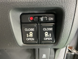 【両側パワースライドドア】です。リモコンや運転席のスイッチ操作で楽々自動開閉。