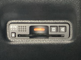 ハンドルの左下にETCがついています。高速道路の料金所の通過も楽々です!。 カードの取り出しもしやすい場所についています。