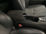 【アームレストコンソール】すぐに取り出せる便利なスペース。スマート収納ですっきり快適な車内に。