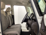 女性でも運転がしやすいように、シートの高さ調整機能(シートリフター)がついています。運転席と助手席の間が空いている為、助手席側への移動がスムーズです。交通量の多い道でも助手席側から乗り降りができます。