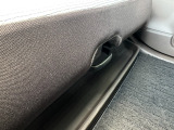 後席下部に傘を収納できるスペースがあり便利です