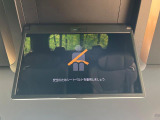 【後席モニター】家族や友人とお出かけする機会が多い方に大人気の後席モニターを装備!見やすい位置に画面がありテレビやDVDの視聴も快適!友達もお子様も、後席にしか乗らなくなるかも??
