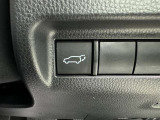 電動式バックドアです。 荷物を持ったままでもボタン一つで自動的に開け閉めできるので便利ですよ。 挟み込み防止機能も付いていますのでお子様の手や荷物を挟み込むのを防いでくれますよ。