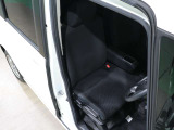 程よい硬さとホールド性が高いシートで長時間運転も快適です。