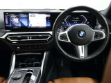 視線の先に自然と情報が集まり必要な操作へスムーズに手が届くBMWならではのコックピット。洗練されたデザインと上質な素材が調和し乗り込んだ瞬間からドライバーの走る歓びを日常に感じる空間です。