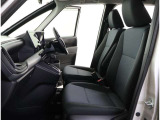 高いホールド性で運転姿勢が安定します。長距離ドライブでも疲れにくいのが魅力です。快適なドライビングライフをお送りください♪