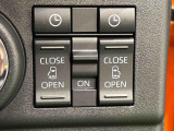 両側パワースライドドアウェルカムオープン機能 降車時にスイッチで予約しておけば、乗車時に電子カードキーを持ってクルマに近づくだけでパワースライドドアが自動でオープン♪