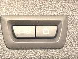 ●電動リアゲート:ワンタッチでリアゲートの開閉ができ、荷物などで両手が塞がっている状態でも簡単に開閉ができる便利機能です。