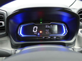 【自発光式デジタルメーター】スピードメーターはデジタル表示です。また、燃費のいい運転をすると、イルミネーションがブルーからグリーンへ。グリーンの状態を長く保つだけで上手にエコドライブができます。