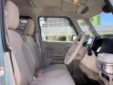 体をしっかり支えるシート形状で、運転姿勢を安定させやすい運転席。アームレスト付きで長時間の運転でも姿勢を保ちやすく、日常使いに配慮された空間です。
